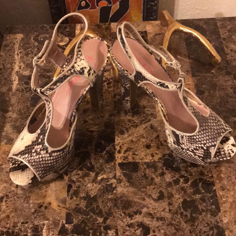 Heels - Picture 2 of 4